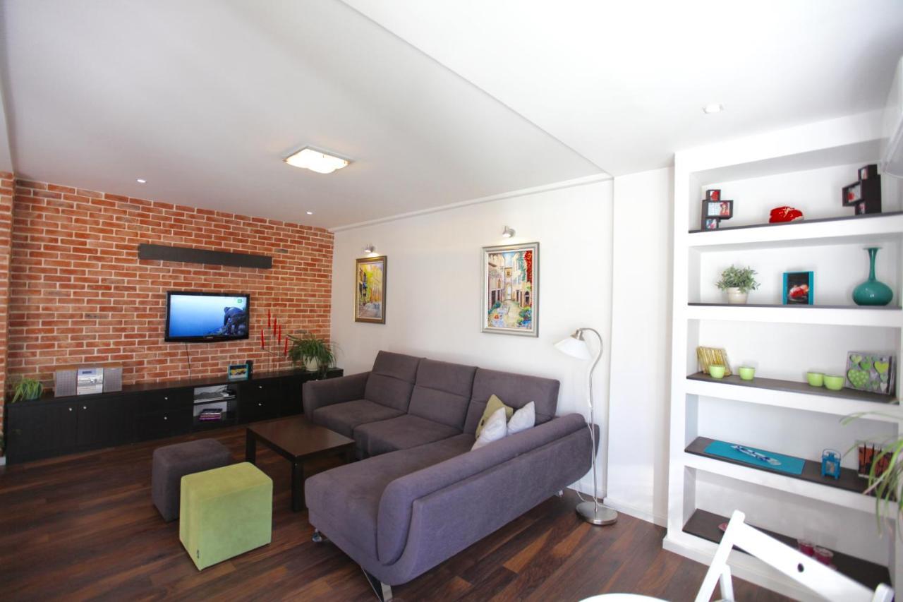 Brick Apartment On Macedonia Pedestrian Street Скопие Екстериор снимка