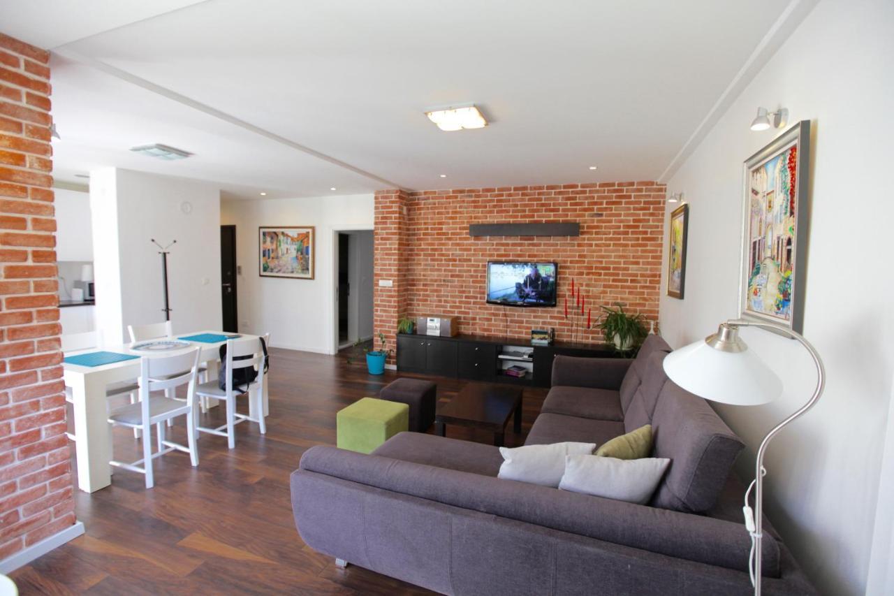 Brick Apartment On Macedonia Pedestrian Street Скопие Екстериор снимка